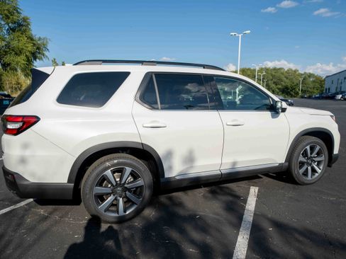 New 2025 Honda Pilot Touring image 6