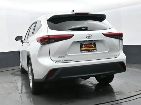 Used 2023 Toyota Highlander LE FWD image 7