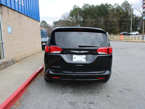 Used 2022 Chrysler Voyager LX image 5