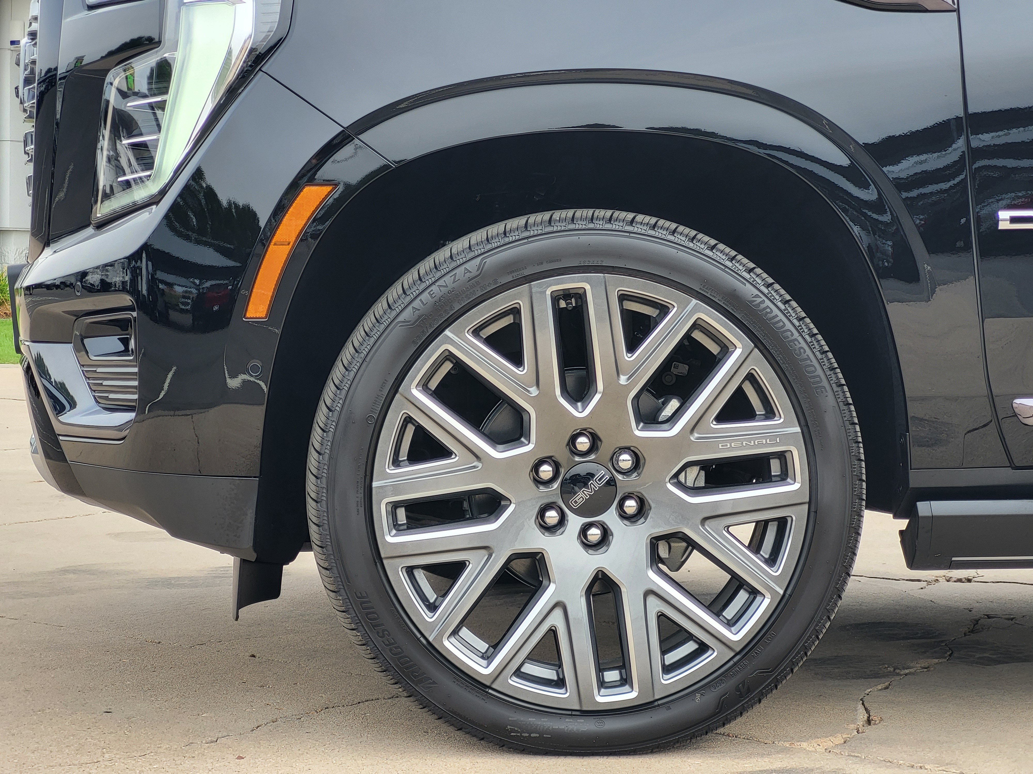 New 2026 GMC Yukon XL Denali Ultimate w/ LPO, Illumination Package AWD/4WD image 9