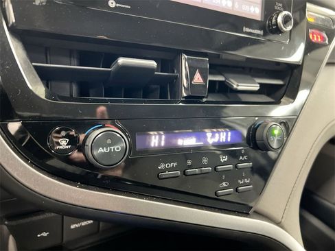 Used 2021 Toyota Camry SE image 15