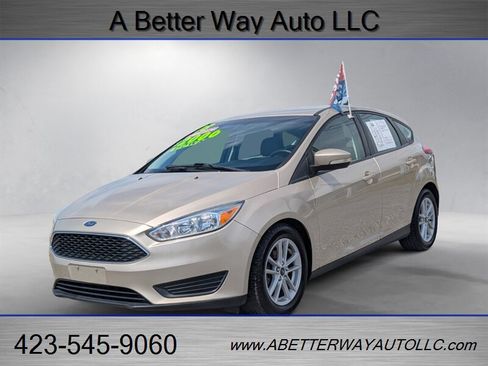 Used 2018 Ford Focus SE w/ Cold Weather Package FWD image 2