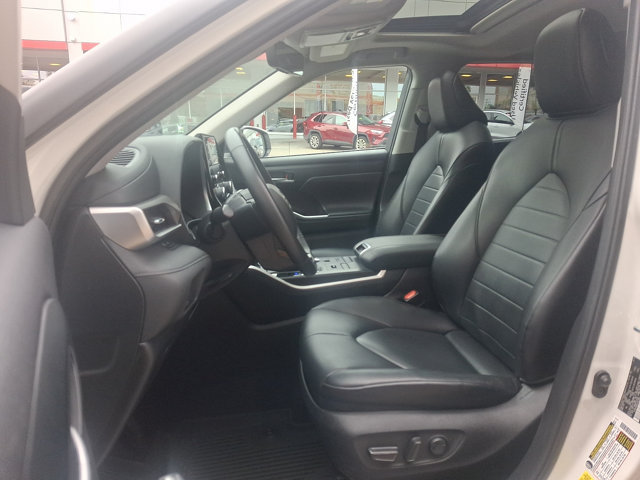 Used 2020 Toyota Highlander XLE AWD/4WD image 16