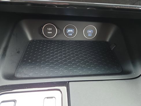 Used 2025 Genesis G70 2.5T image 16