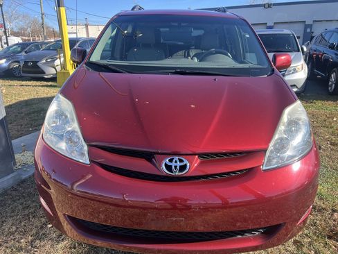 Used 2010 Toyota Sienna XLE Limited image 3