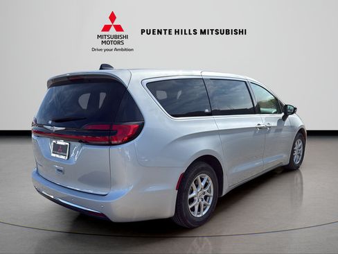 Used 2024 Chrysler Pacifica Touring-L FWD image 5