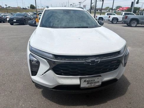 Used 2025 Chevrolet Trax RS w/ Sunroof Package FWD image 6