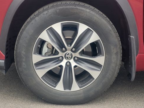 Used 2020 Toyota Highlander XLE AWD/4WD image 10