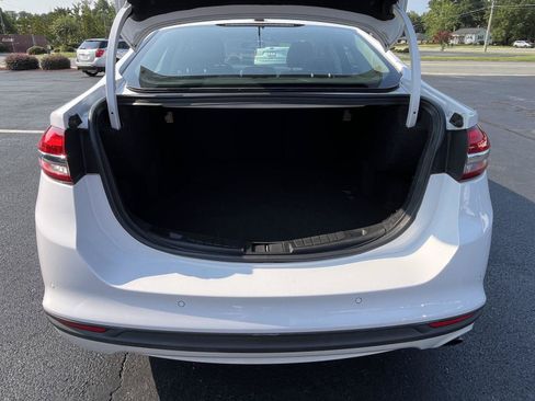 Used 2017 Ford Fusion SE w/ Fusion SE Technology Package FWD image 21