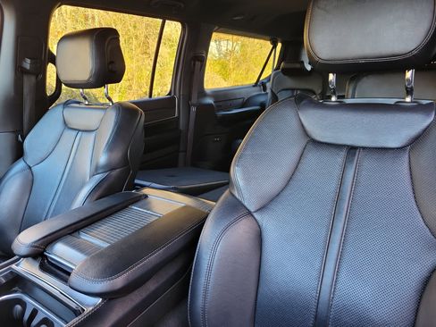 Used 2024 Jeep Wagoneer L Series II image 16