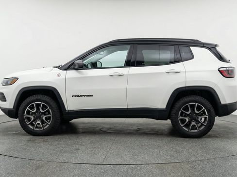 Used 2025 Jeep Compass Trailhawk AWD/4WD image 5
