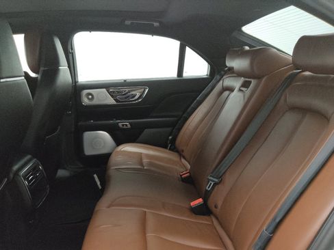 Used 2018 Lincoln Continental Reserve w/ Rear-seat Package FWD image 18