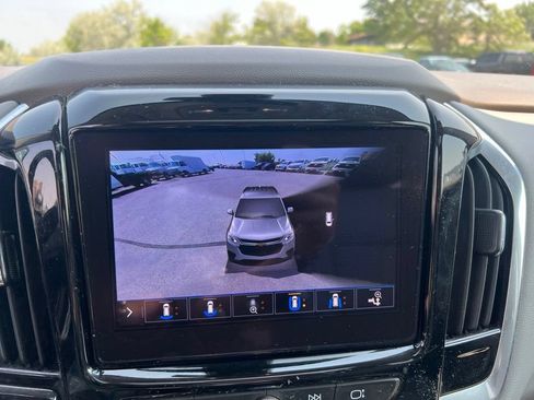 Used 2020 Chevrolet Traverse LT w/ LT Premium Package AWD/4WD image 17