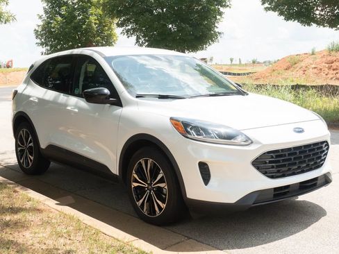 Used 2022 Ford Escape SE w/ SE Sport Appearance Package FWD image 3