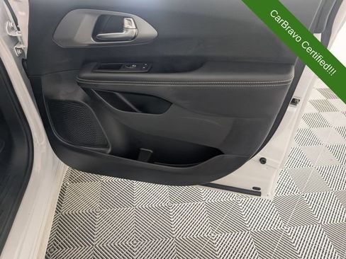 Used 2025 Chrysler Pacifica Select FWD image 33