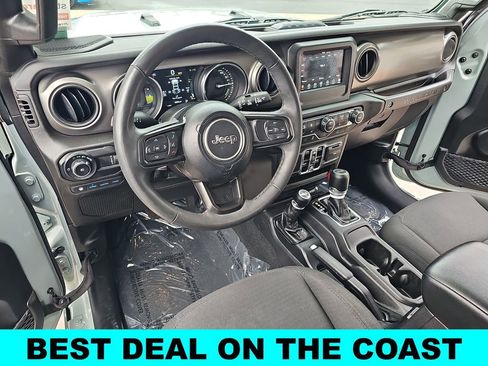 Used 2023 Jeep Wrangler Unlimited w/ Cold Weather Group image 15