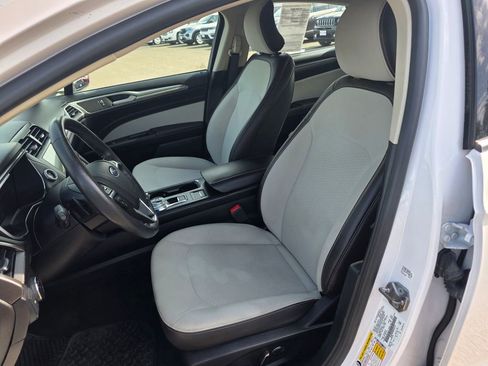 Used 2019 Ford Fusion SE w/ Equipment Group 151A FWD image 4