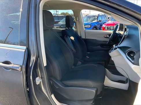 Used 2023 Chrysler Voyager LX image 10