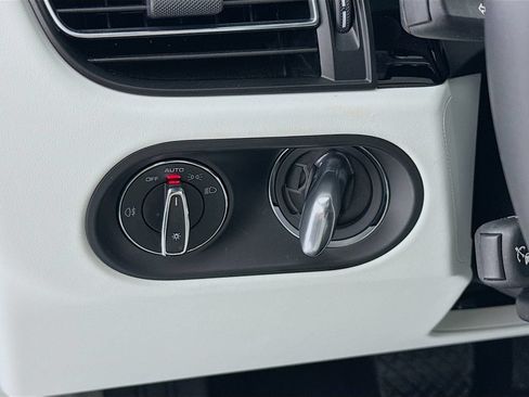 Certified 2025 Porsche Macan AWD/4WD image 15