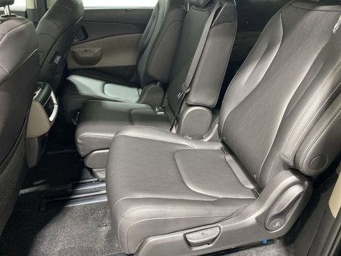 New 2026 Kia Carnival EX FWD image 25
