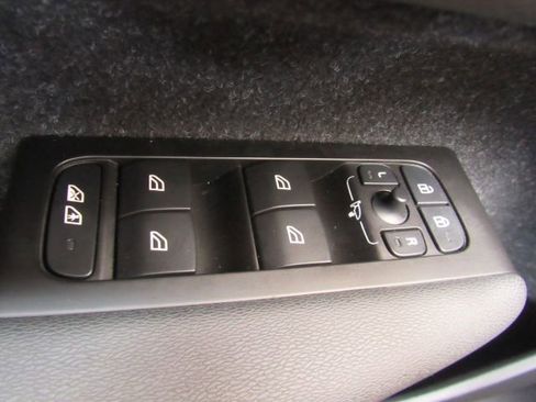 Used 2022 Volvo XC40 P8 Recharge Plus image 34