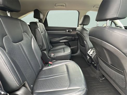 Used 2023 Kia Sorento EX image 16
