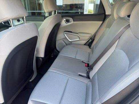 Used 2023 Kia Soul LX FWD image 7