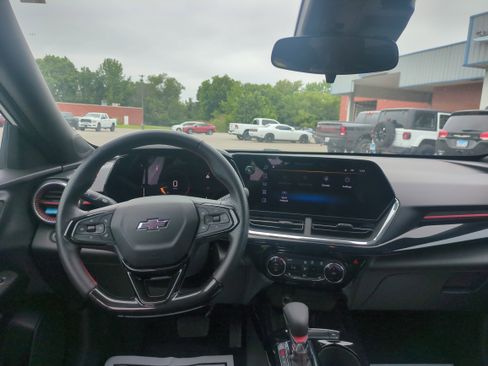 Used 2024 Chevrolet Trax RS FWD image 29