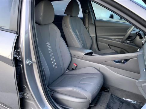 Used 2022 Hyundai Elantra SEL w/ Convenience Package FWD image 9