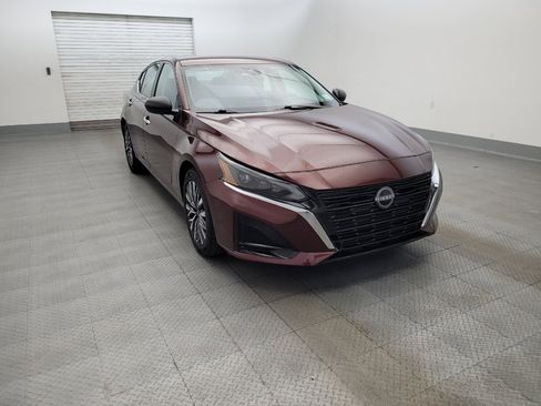 Used 2025 Nissan Altima 2.5 SV FWD image 14