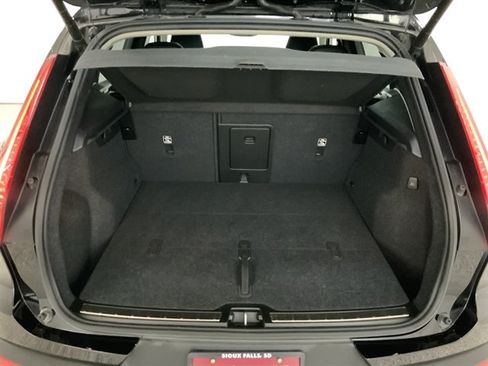 Used 2024 Volvo XC40 B5 Plus AWD/4WD image 8