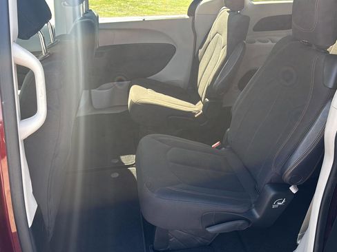 Used 2018 Chrysler Pacifica Touring Plus FWD image 32