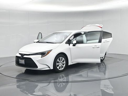 Used 2025 Toyota Corolla LE image 31