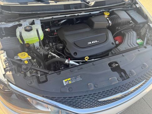 Used 2017 Chrysler Pacifica Touring-L Plus w/ Tire & Wheel Group image 44