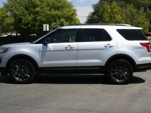 Used 2018 Ford Explorer XLT w/ Equipment Group 202A AWD/4WD image 8
