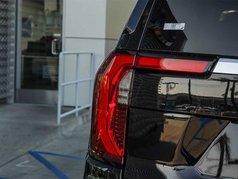 Used 2025 GMC Yukon XL Denali image 7