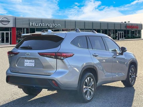 Used 2022 Toyota Highlander XLE image 6