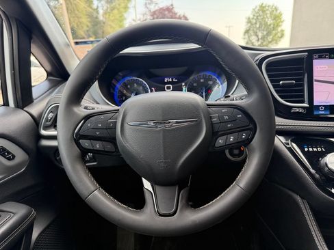 Used 2025 Chrysler Pacifica Limited FWD image 7