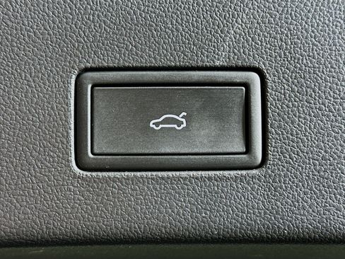 Used 2025 Volkswagen Atlas Cross Sport SE image 28