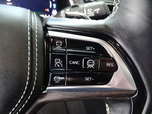 Certified 2022 Jeep Grand Cherokee Overland w/ Advanced Protech Group III AWD/4WD image 8