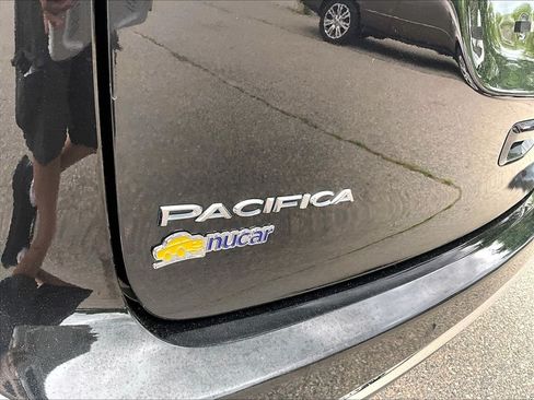 Used 2023 Chrysler Pacifica Limited FWD image 27
