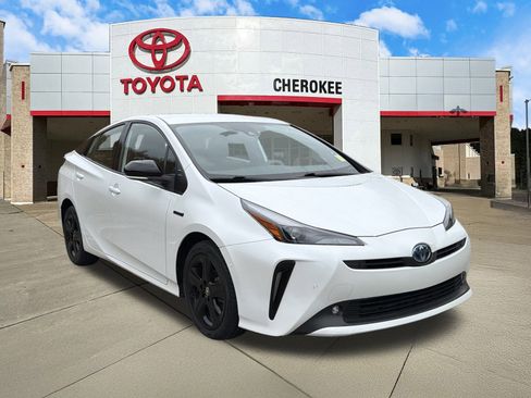 Used 2021 Toyota Prius LE image 3