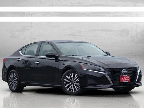 Used 2023 Nissan Altima 2.5 SV image 2