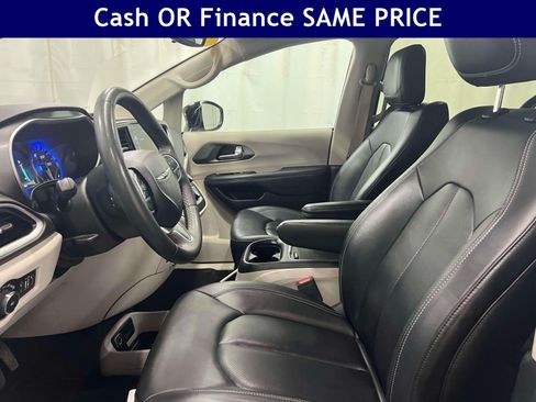 Used 2024 Chrysler Pacifica Touring-L FWD image 18
