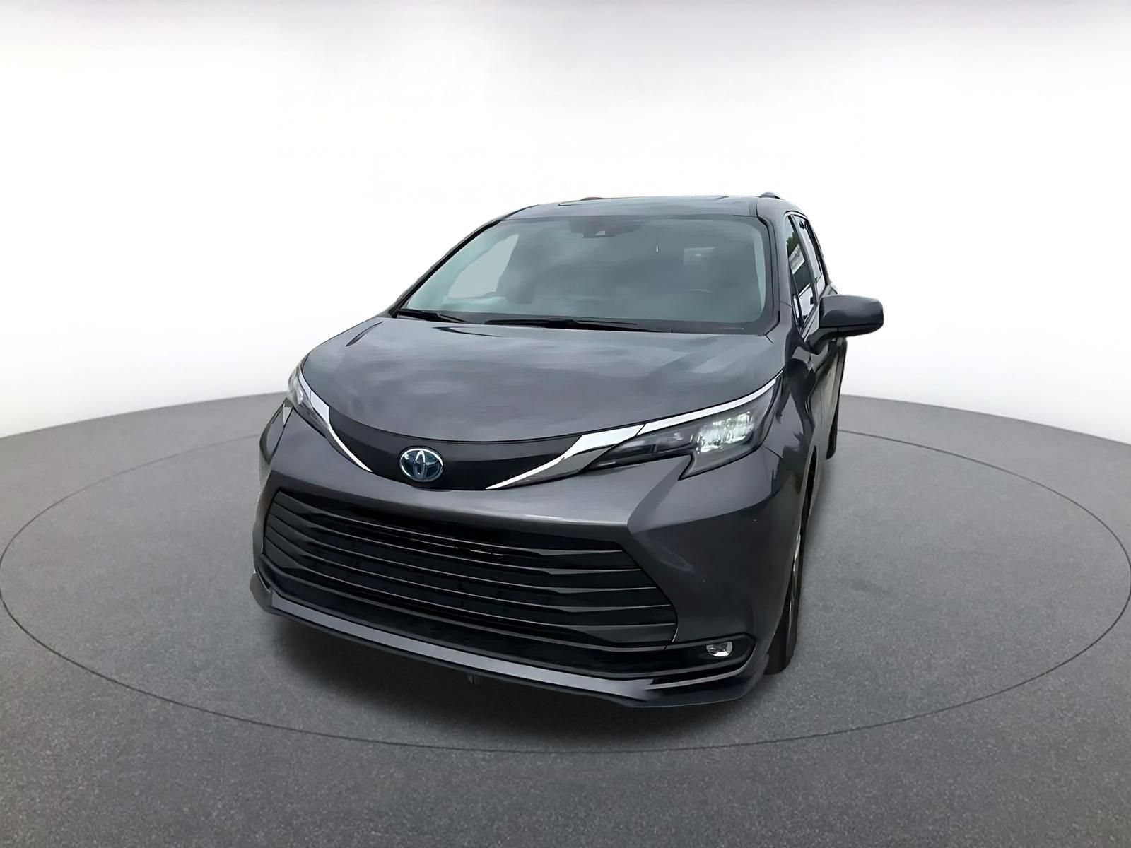 Used 2025 Toyota Sienna XLE FWD image 6