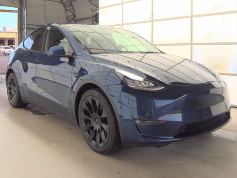 Used 2022 Tesla Model Y Long Range AWD/4WD image 2