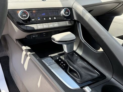 Used 2024 Hyundai Elantra SEL image 21