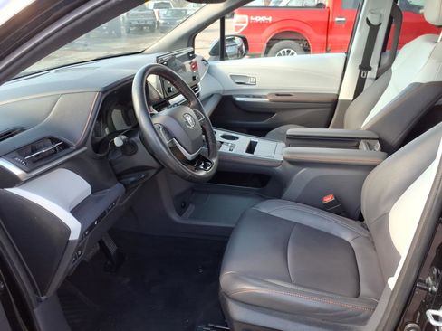 Used 2022 Toyota Sienna XSE image 11