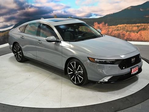 Used 2025 Honda Accord Touring image 2