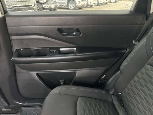 Used 2023 Nissan Pathfinder SV image 16